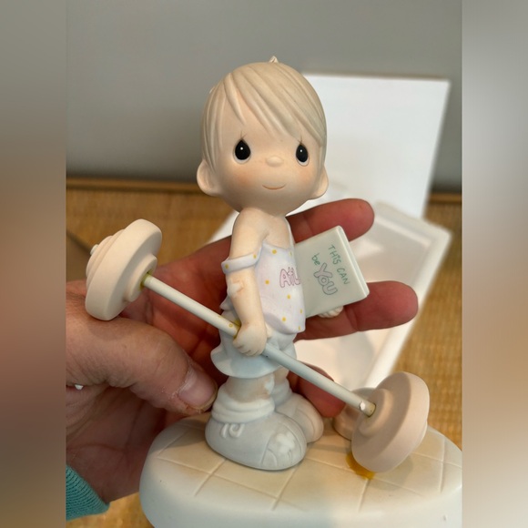 Precious Moments "Believe the Impossible" 109847 Exclusive Figurine new in box - Picture 11 of 11